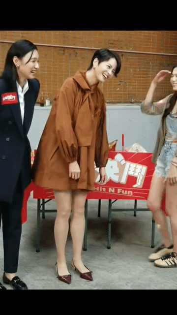 梁咏琪到底多高啊，1.70的周秀娜站在她旁边居然是这个效果，那么娇小，真的好小一