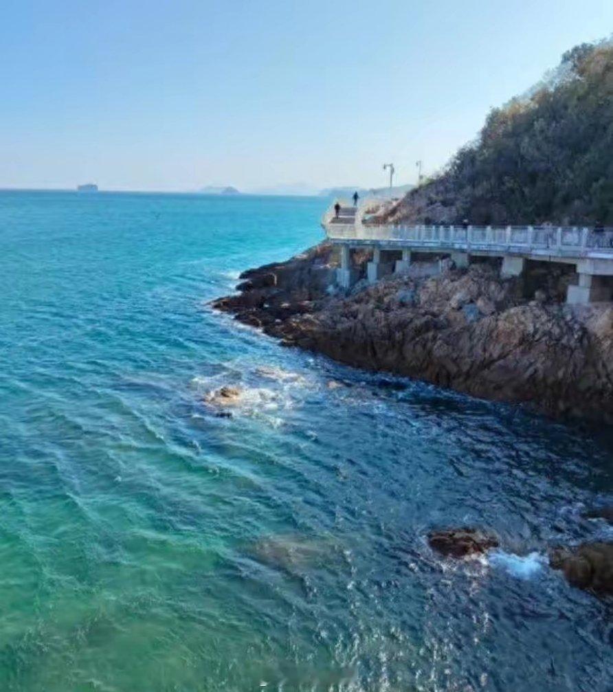 现在是冬天，海水非常冷，一旦掉进去，身体的热量会快速流失，最后可能因为失温死亡。