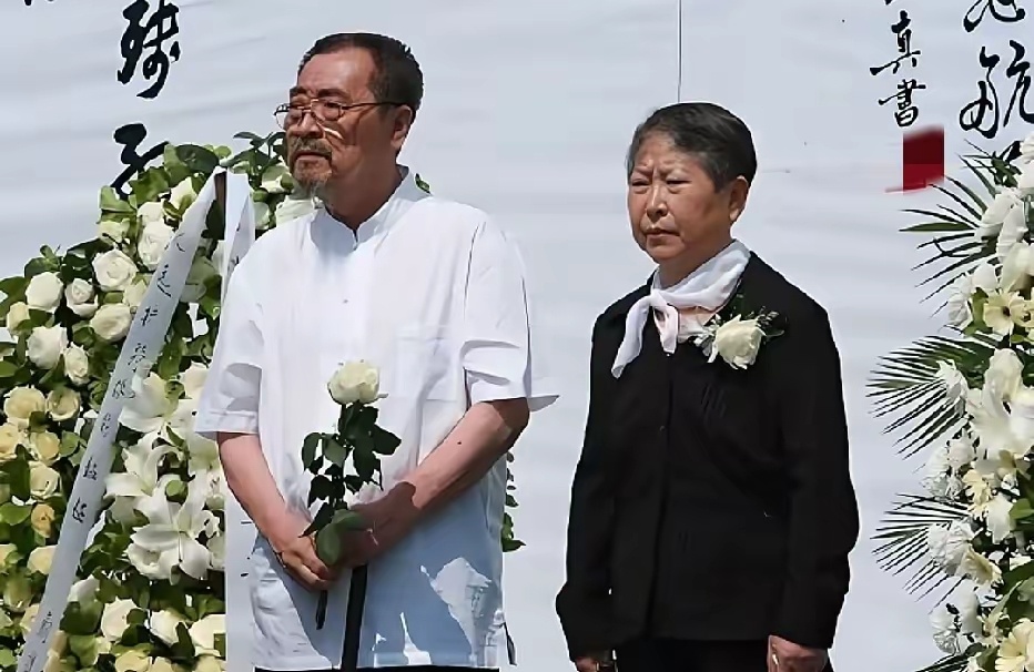 2008年，陈晓旭在北京下葬父母二老参加下葬仪式时的一幕，人间最悲惨的事不过白发