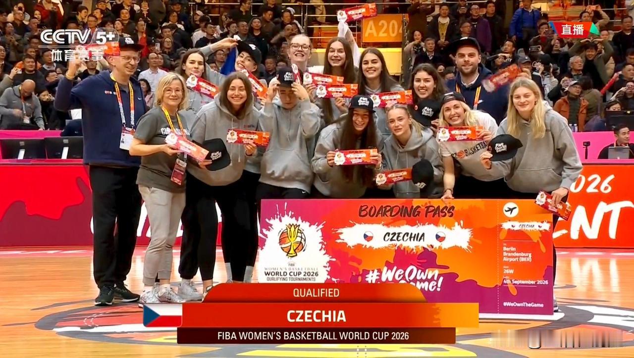 快来找找，这两位捷克球员此刻笑得有多开心……一位是被王思雨抢断的球员，另一位是后