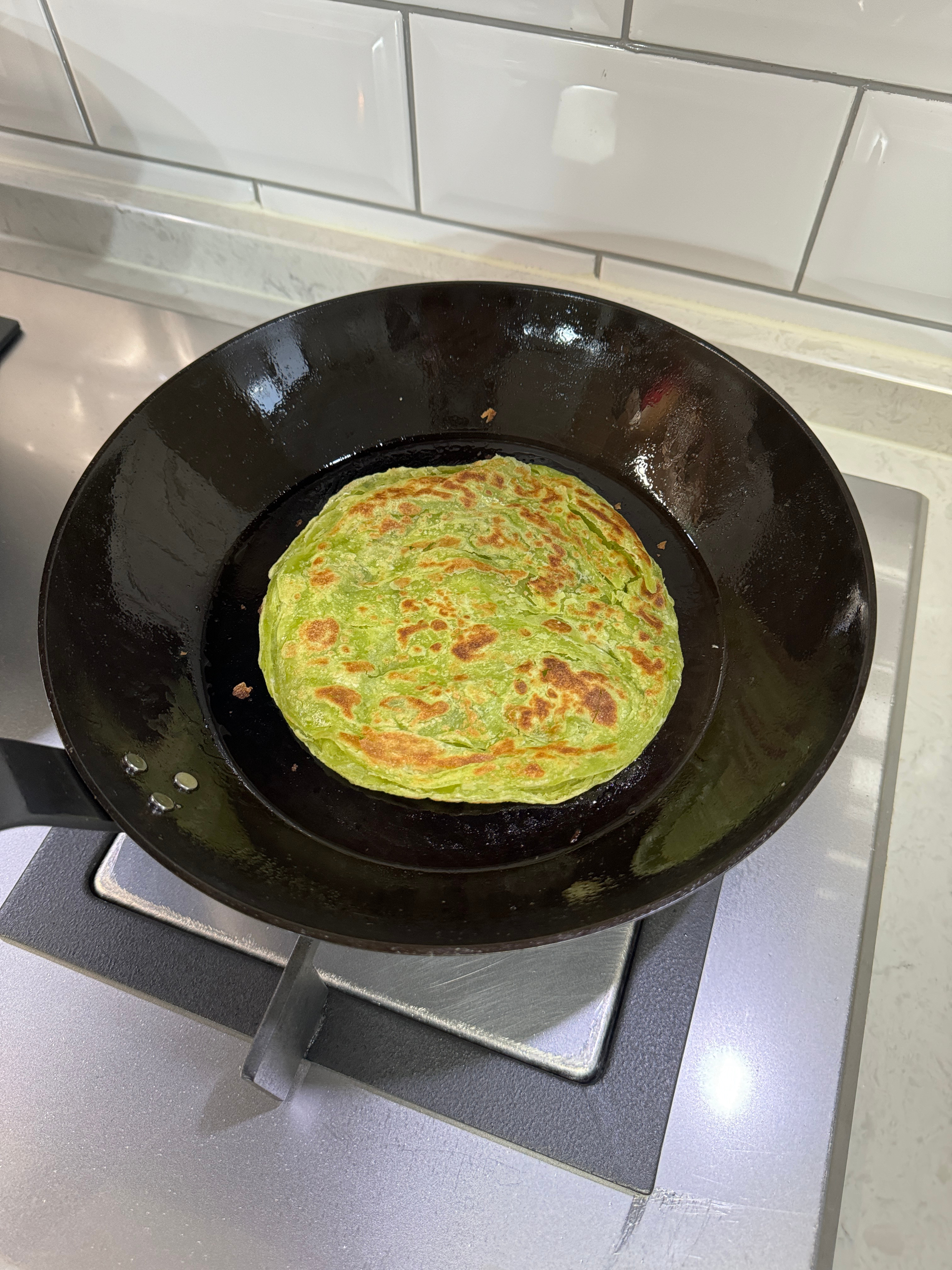 有点好看，忍不住拍一拍～蔬菜手抓饼摊蛋，撒了些烧烤料和芝士碎。 ​​​