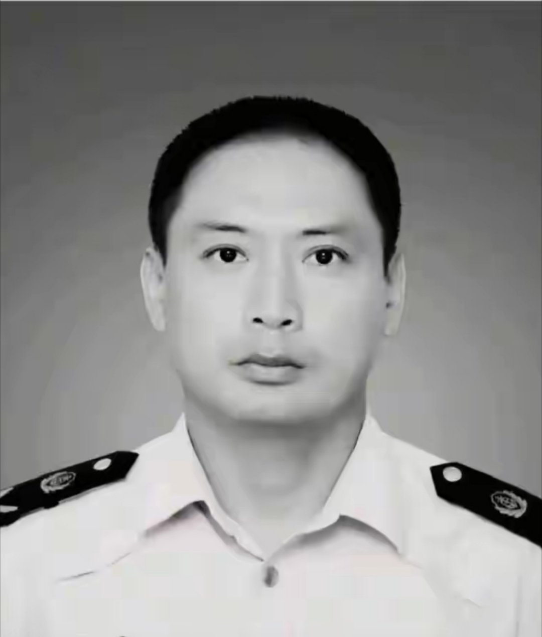河南长垣一交通执法队员查车时因公殉职，年仅43岁，亲属：他的大儿子今年刚高考，小