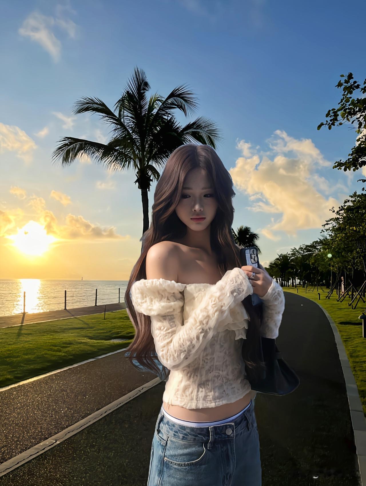 海边漫步，夕阳下的少女与海浪的浪漫邂逅。