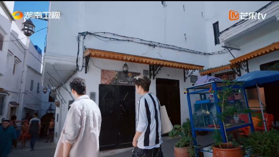 丁禹兮给摩洛哥男孩反手比赞丁禹兮黄晓明在摩洛哥街头偶遇踢足球的男孩，丁禹兮顺势加