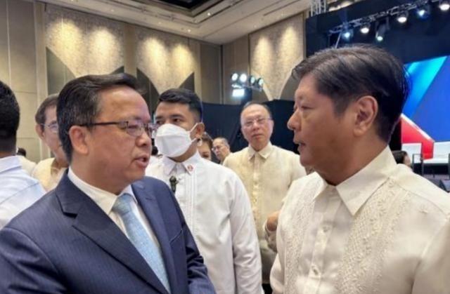 送别中方大使时，小马科斯突然要求给北京带个话，现场各国记者全都懵了。“请转达给北