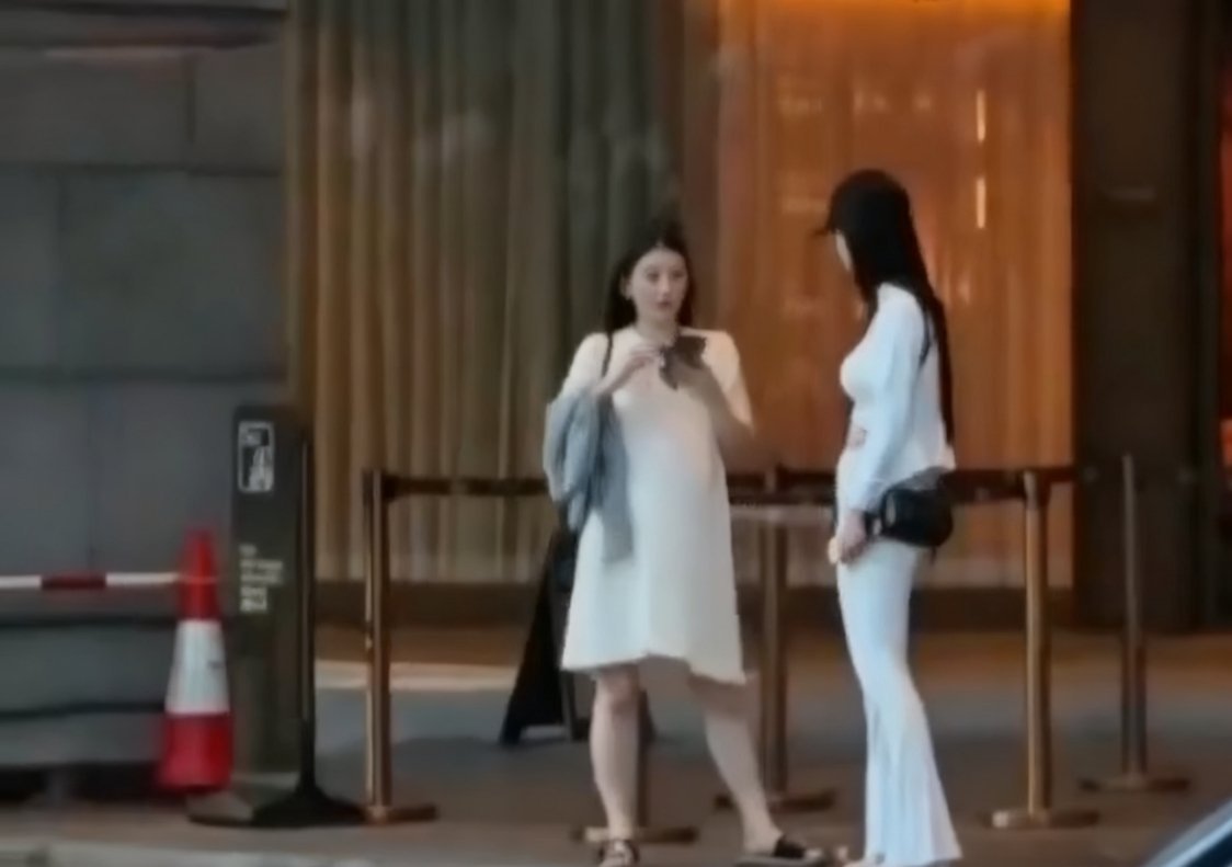 方媛小腿浮肿在路人的镜头下，方媛穿着宽松T恤和塑料拖鞋，小腿浮肿明显，不过孕晚期