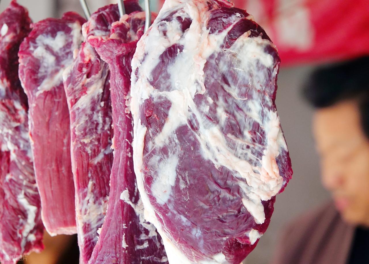 牛肉定价高，根源其实不在菜市场摊贩。
 
菜市场里一斤牛肉卖到四五十元，很多人会