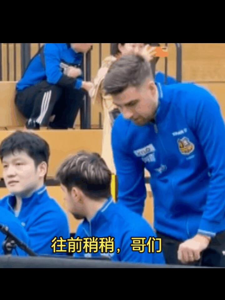 都争着坐在东东身边，这是在德甲的日常，好暖心，知道东哥在德甲很好，备受关注！
好