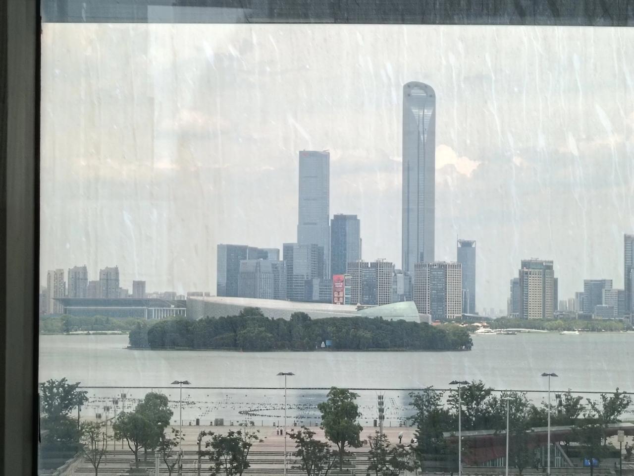 昨天，和女儿一家去了趟苏州中心，周边有名的地标物是金鸡湖和那个"大裤衩'子。
但