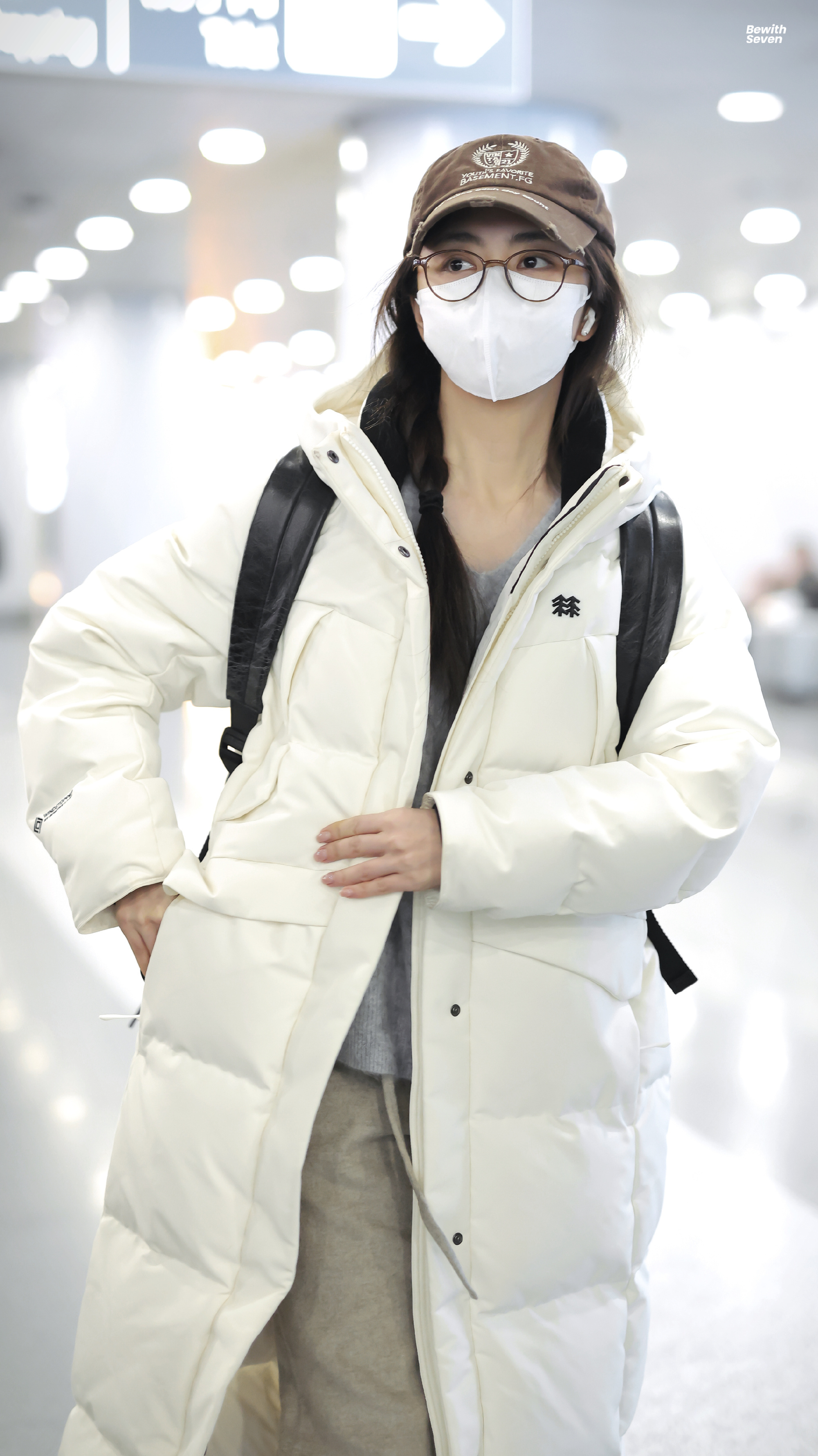 谭松韵女大放假了谭松韵长棉服机场路透 谭松韵今早机场路透✈ 长款棉服与书包简直就