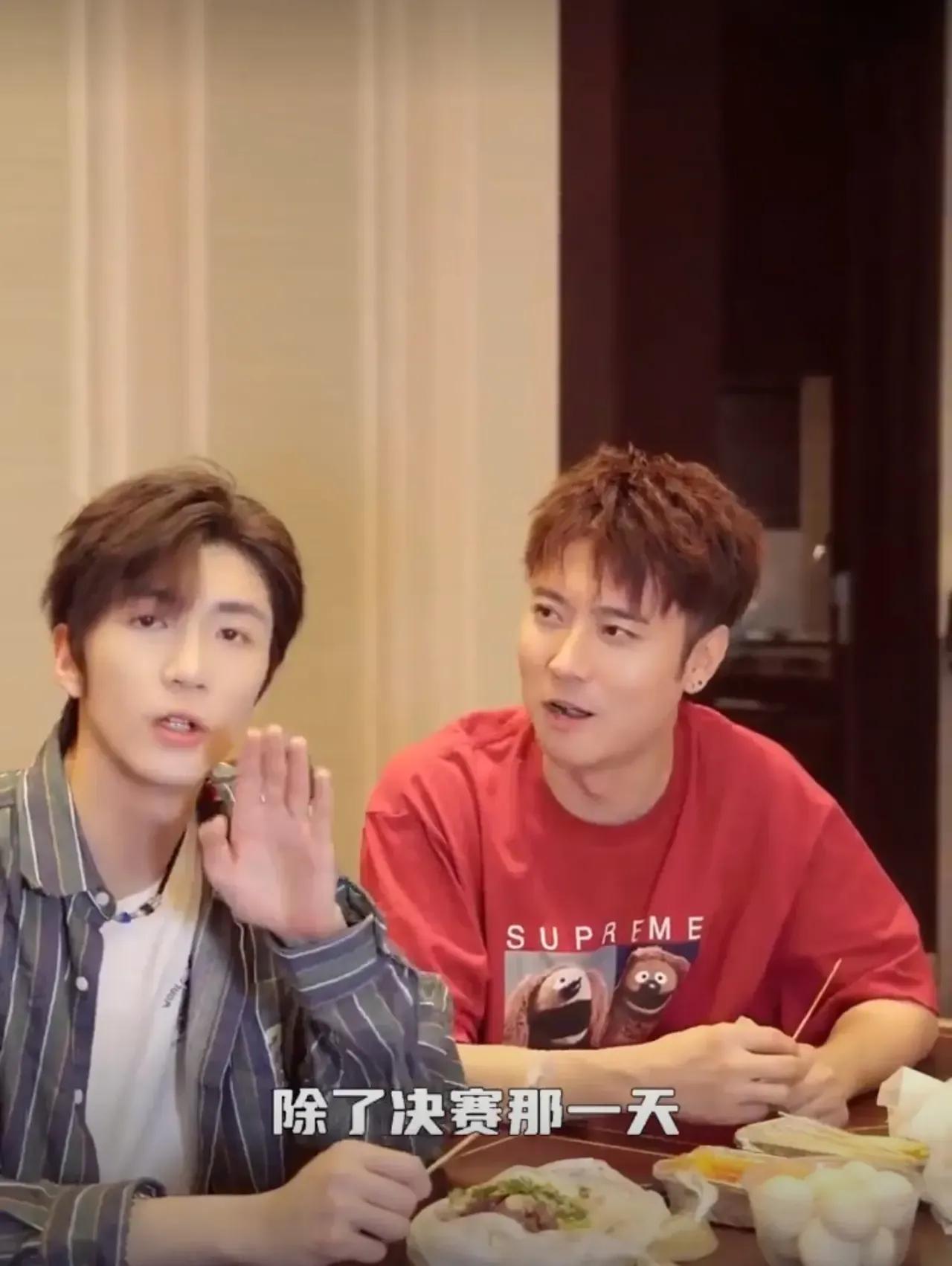 父子俩还长的挺像，不是亲生胜似亲生，看张丹峰看儿子那眼神，满眼的宠溺，满眼的关心