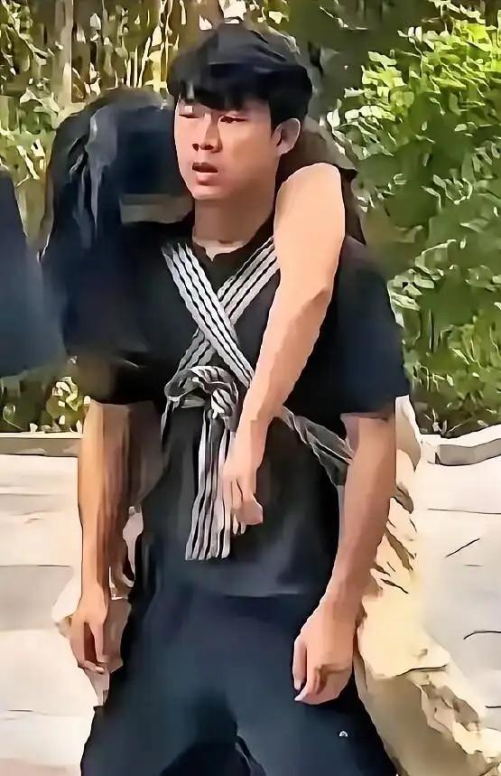 山东21岁女孩为爱翻墙私奔摔成瘫痪，男友14年不离不弃，背着女孩4次上泰山还愿！