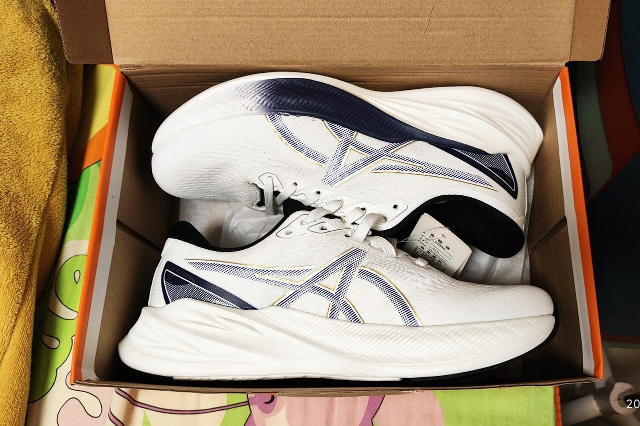 给老公买了一双鞋，他竟然不穿……

两地分居，一个多月没见了，今天老公终于回来了