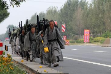 辽宁的“女苦行僧”，简直比坐牢还苦，每天只睡四个小时、吃一顿饭、还要睡野外，她们
