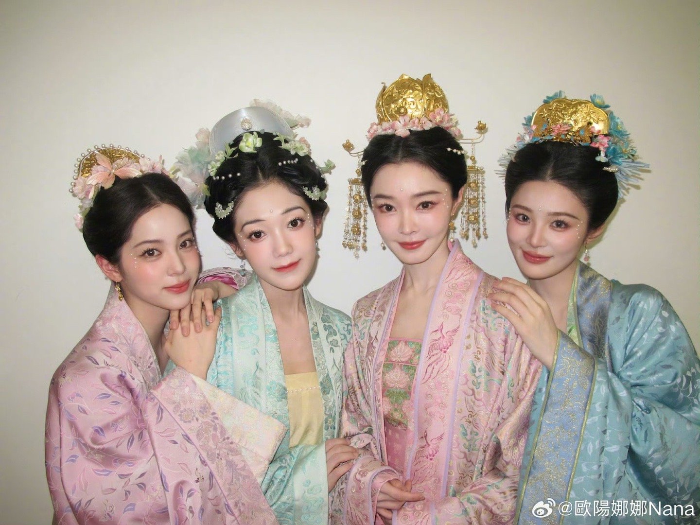 欧阳娜娜宋轶希林娜依高姚晓棠合照 四个美女同框也太养眼了！宋轶的古典气质、希林的