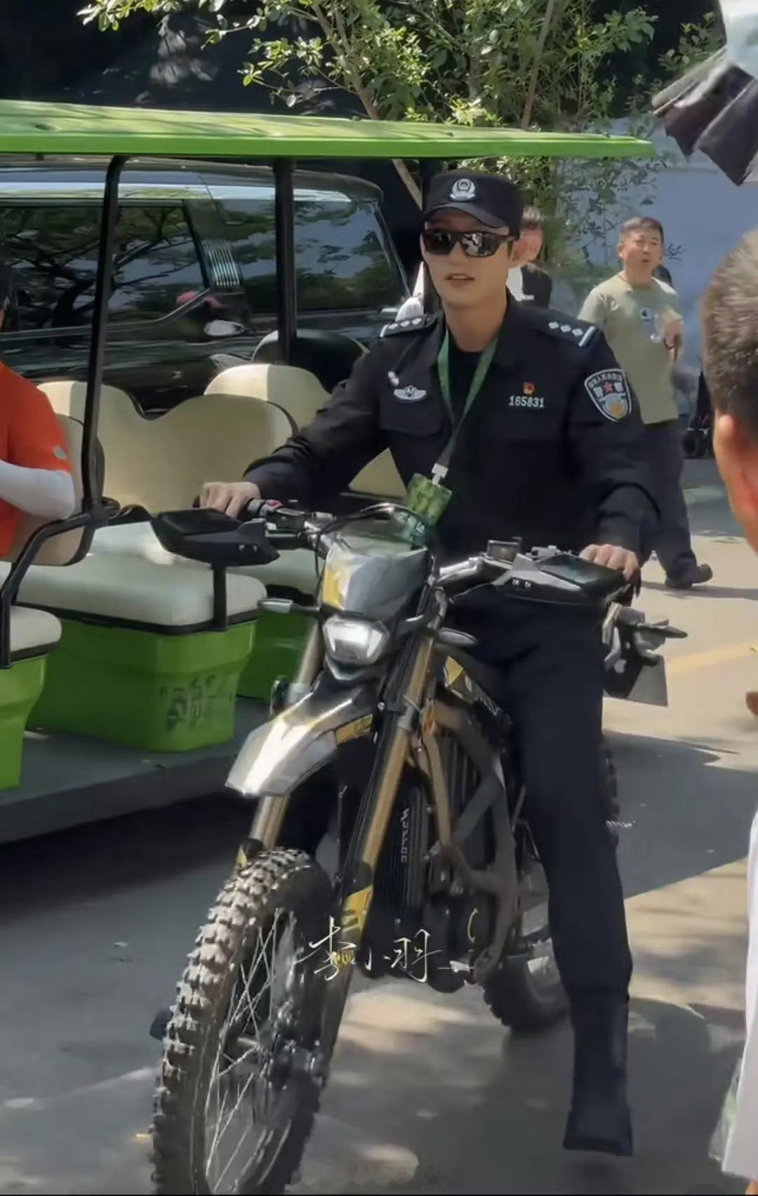 明川有知夏路透来了，黄景瑜这几步是素颜直接拍的吧，状态在线。徐若晗真的get不到