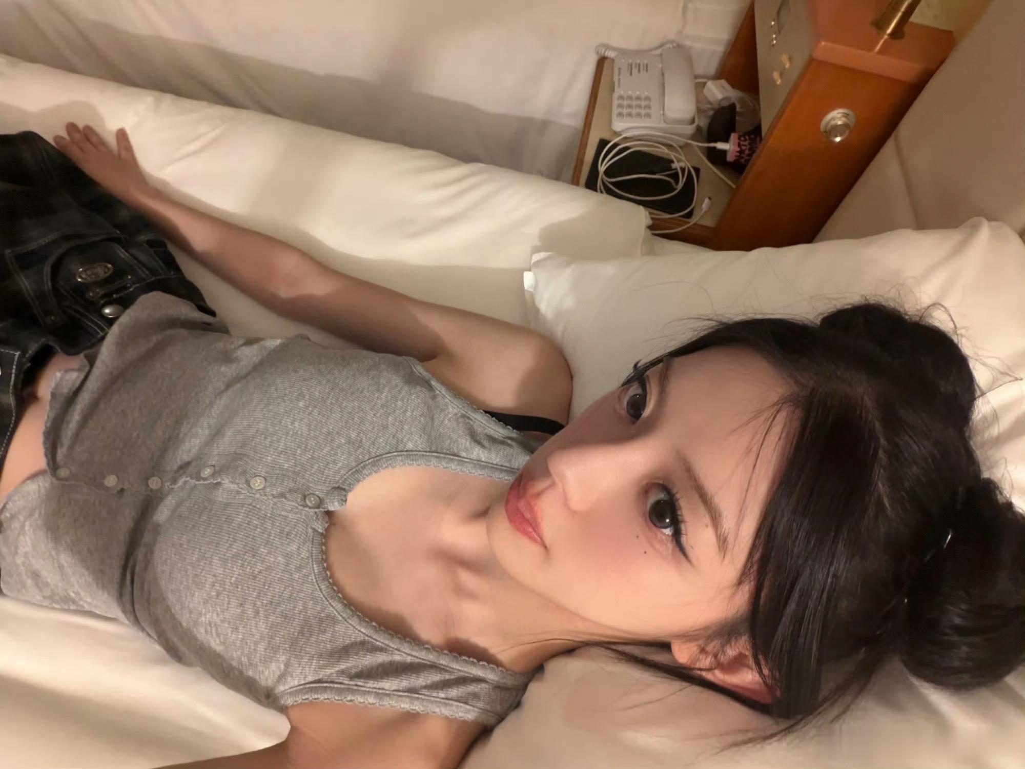 靠北啊 我孩子就这样顶着两个小丸子萌萌的说爱我们 