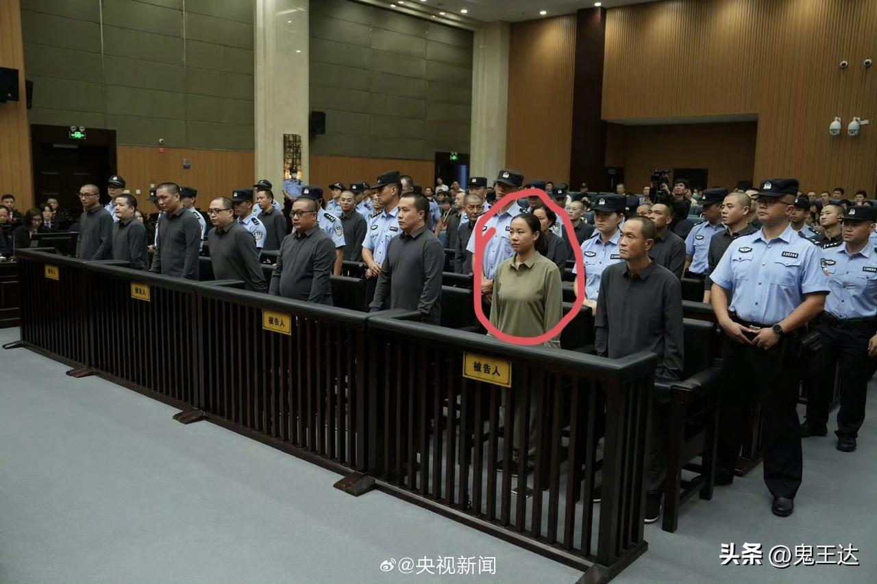 29岁的明珍珍眼神空洞看起来一脸平静，其实心如死灰了，强撑着不让自己的双腿打颤。