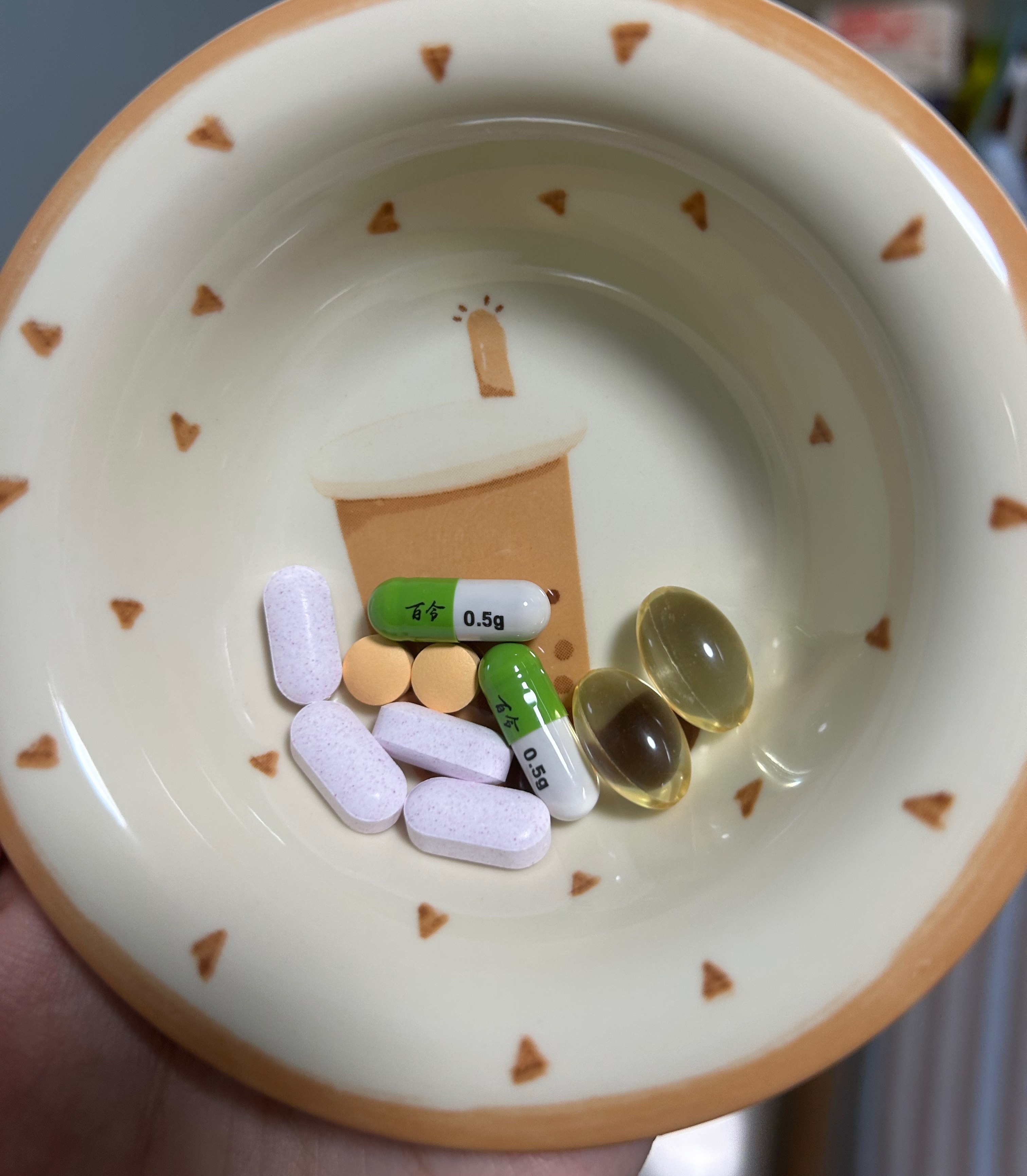 听了几个友友的推荐，鱼油 百令💊 B族 钙片都安排上了，哀家要长头发