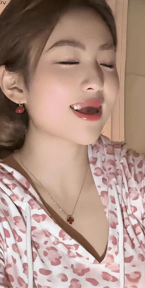 看上你的人多，说明你的人品好，不在长像好，你自然忙的应酬不过来。
不过，人多也不