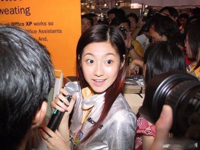 她算第一代被人在网上捧到红的女孩了，五官没有P过，纯天然，最后嫁给了王浩信 ……