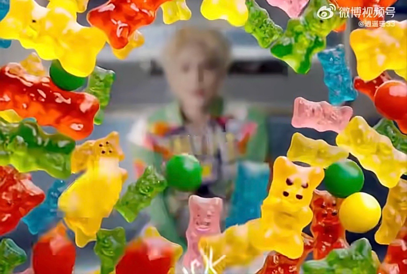 周震南吐了一屏幕 周震南新MV开头直接吐了一屏幕糖果，满屏都是五颜六色的糖，视觉