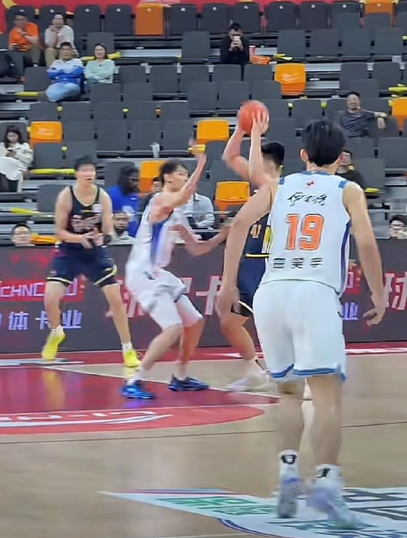 王洪泽内传内，黄明依扣篮无效，在杜锋手下打球不能挑三拣四

真要对数据进行分析的