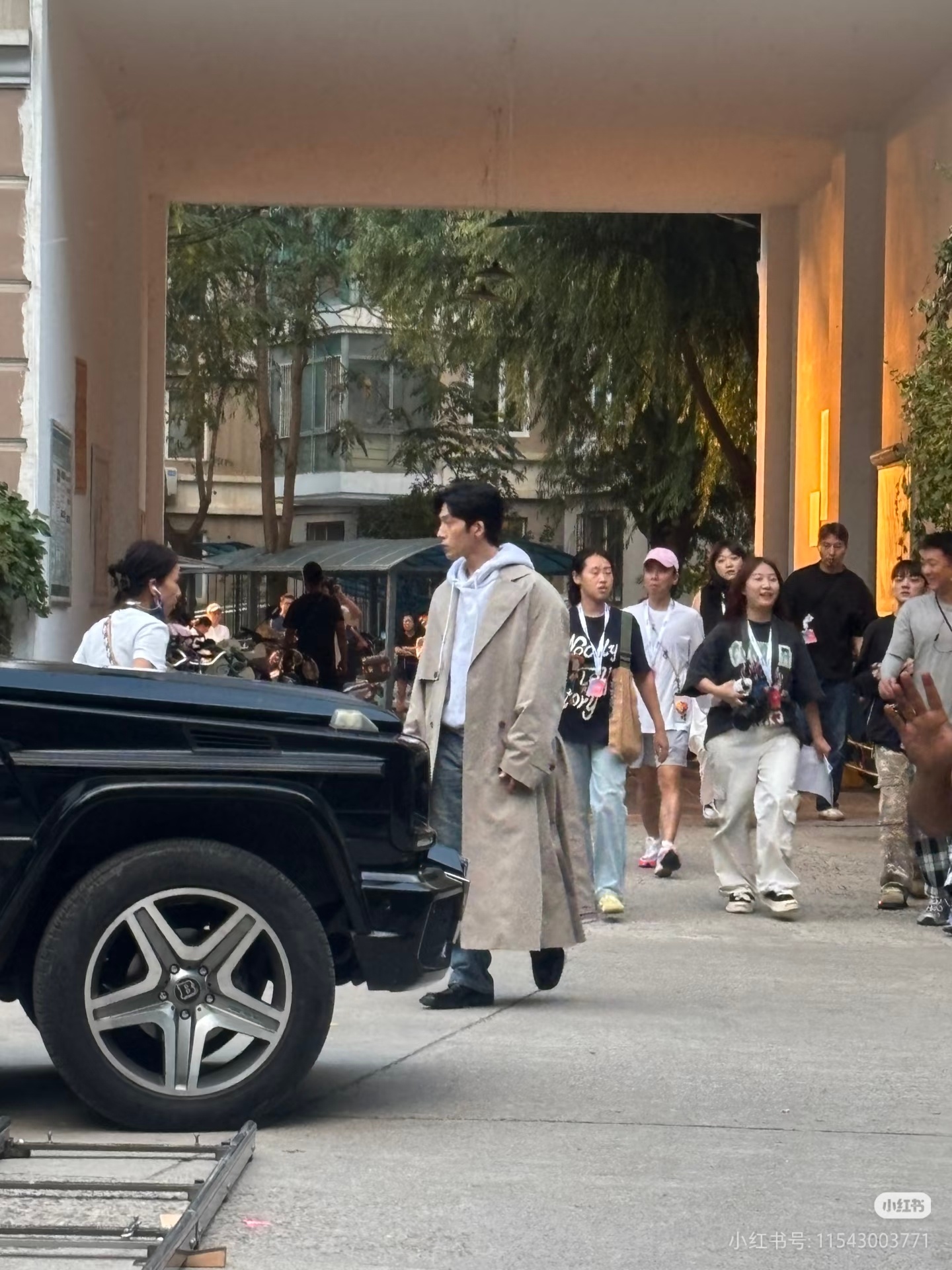 井柏然早春晴朗的衣服是自己搭配带进组的，但现在好像有点用力过猛了，书粉在说不符合
