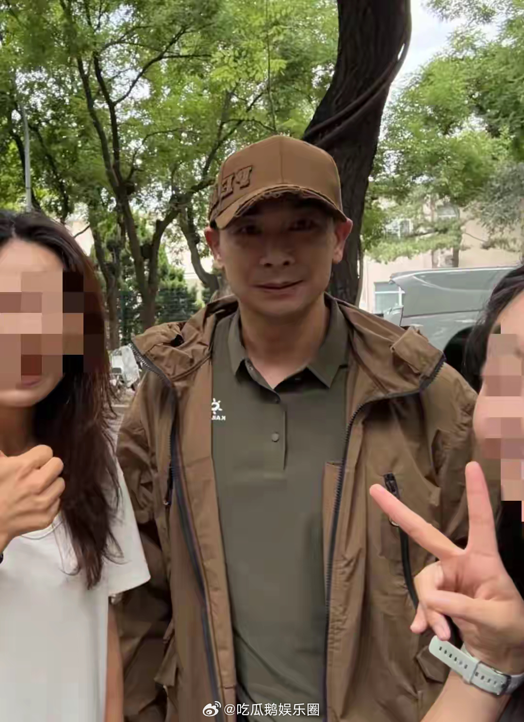 赵文卓夫妇三里屯逛街，合影张丹露表情吃醋，长女疑被俩大学录取！！！ ​​​