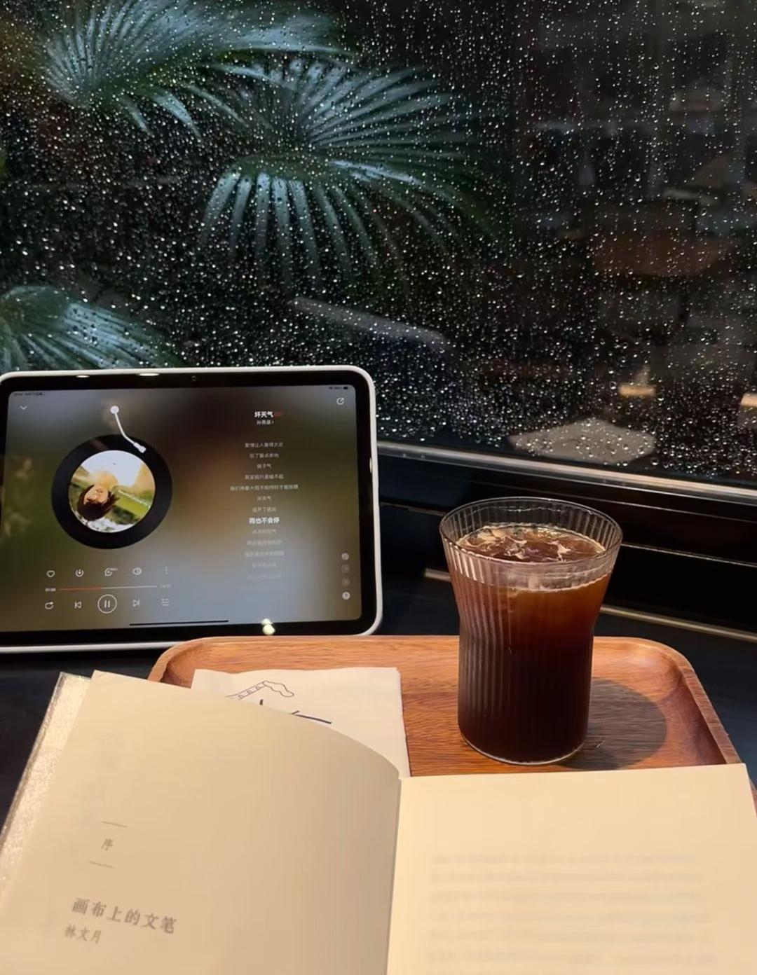 人到中年才发现
有些话只能藏在心里
有些苦只能自己吞咽
 
今天早上出门买菜
楼