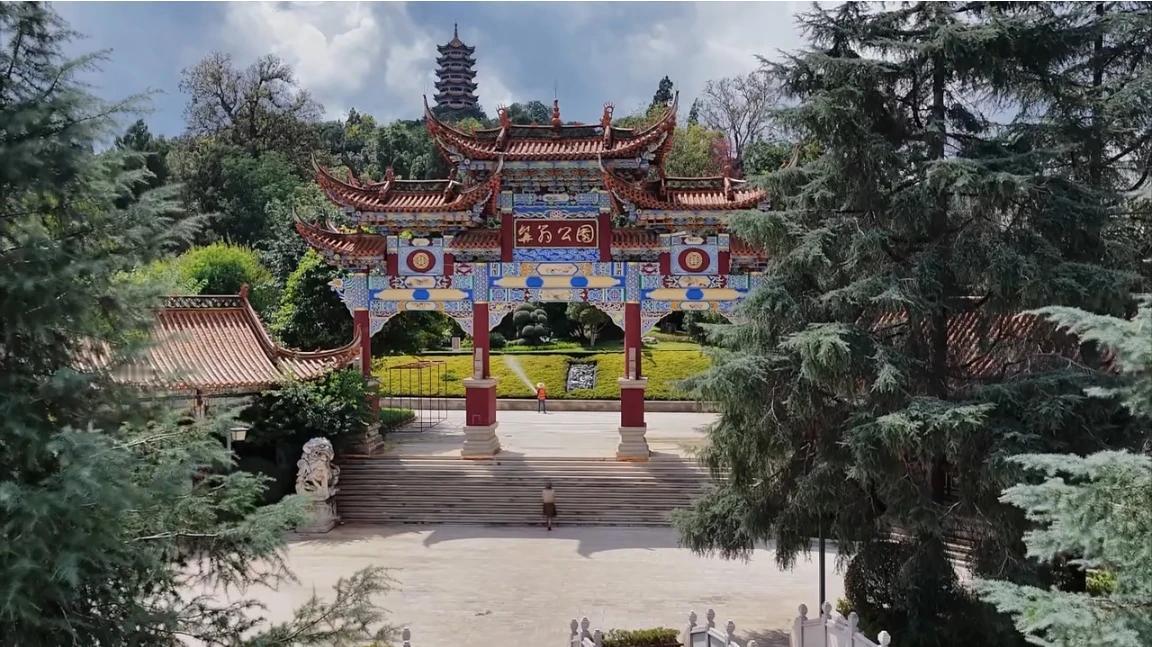 稳为前提，进为目标，以稳促发展，以发展保长久稳定。