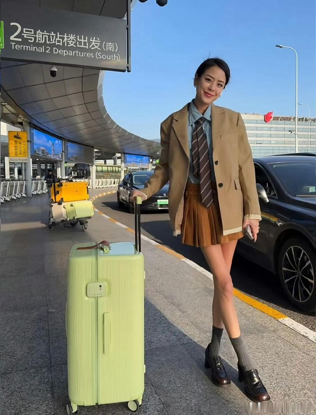 江语晨来浪姐胖了12斤翻看江语晨前后的出镜对比就能直观感受到差距，十二斤的体重变