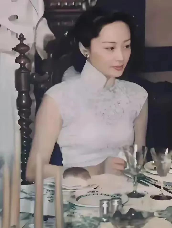 这幅照片沉淀了时光，凝结了八十年的美丽，刚一面世就引起了众人的惊叹。这位来自19