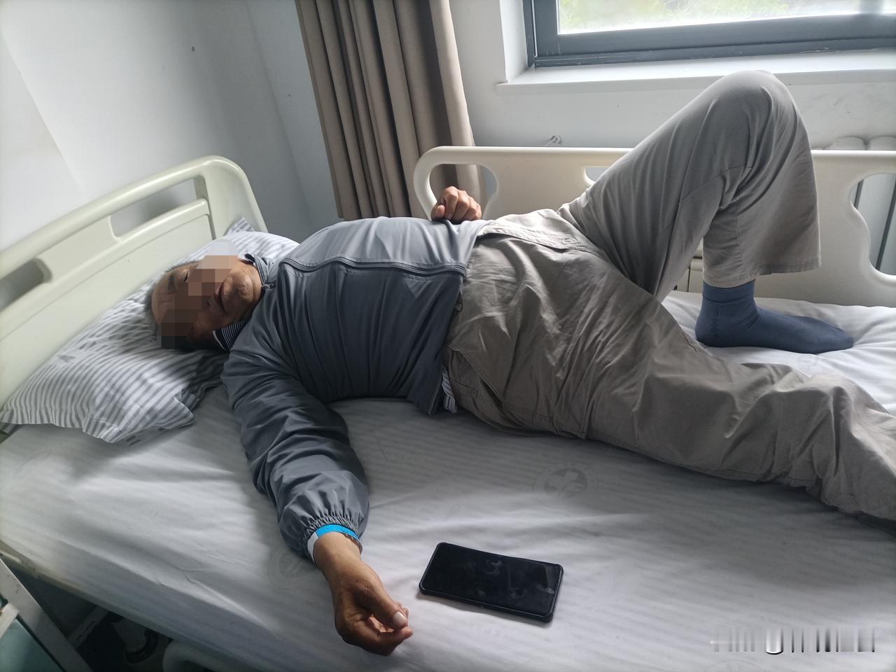 出了交通事故，一不能怪司机不与伤者照面，二不能怪家属不到医院医生不给伤者治疗，这
