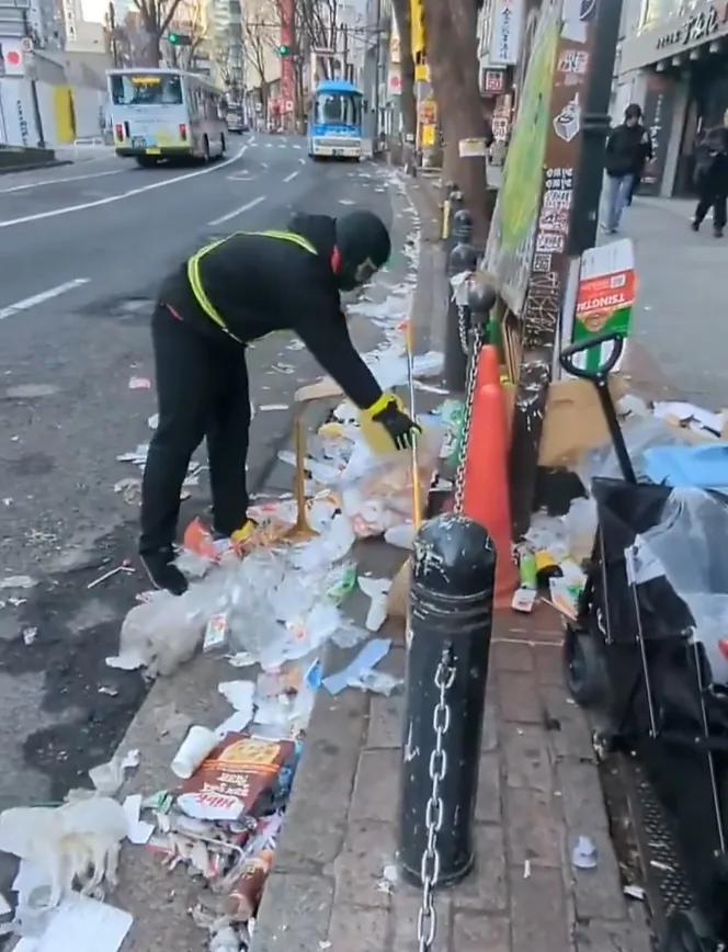 日本涩谷今天早上的街道场景，垃圾遍地，让清扫者和拍摄者都感到崩溃。
以前日本人把