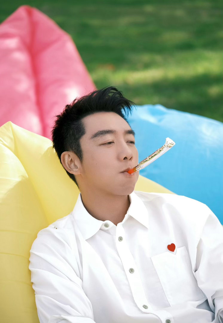 郑恺晒儿子迷惑行为哥要不你也整点防晒用具呢