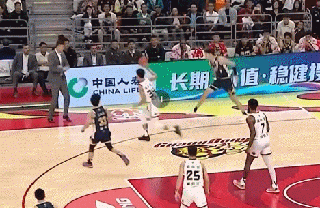 广东男篮主场对阵江苏男篮一战首节，广东年轻球员黄明依在争抢球权时将球碰出边线，站