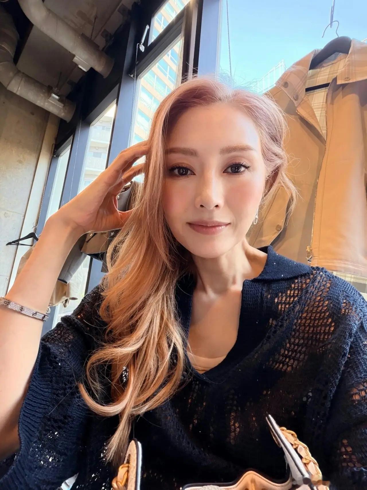 李嘉欣已经55岁了，外貌变化不大，仍然是大美人，而且身材也依然苗条。早前她与丈夫