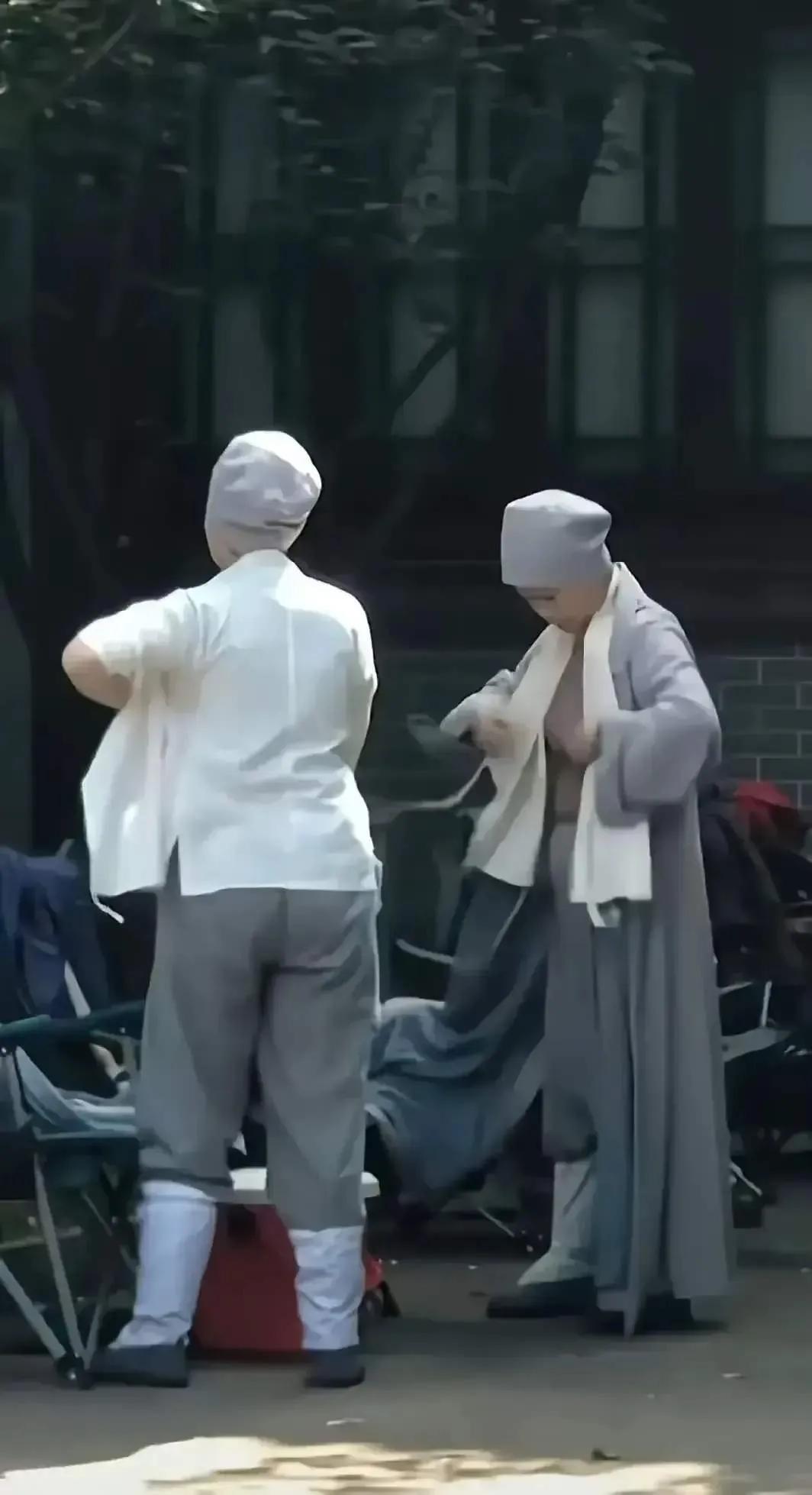 两名年轻尼姑竟然在偏僻角落偷偷换装，脱下僧袍露出时尚便装，难道尼姑也成了一种职业