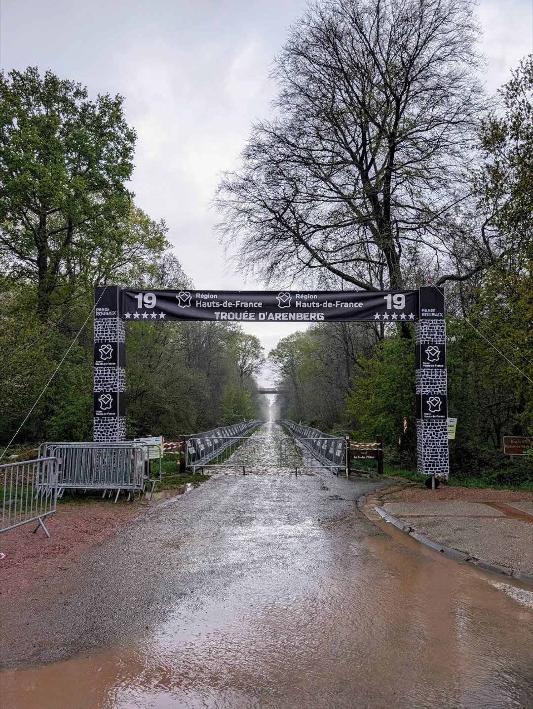 昨晚鲁贝的雨并不小啊！部分石头路甚至有积水，虽然太阳出来加上风会让一部分路段变干
