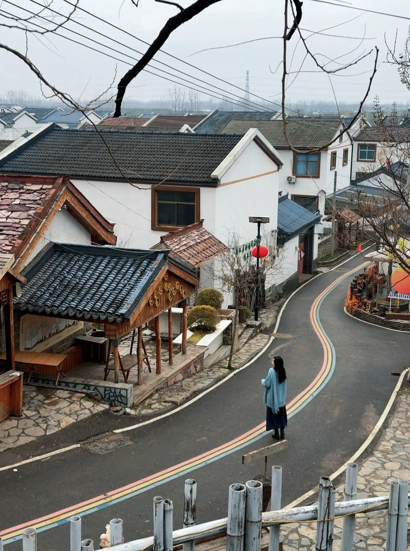 晾在阳台的衬衫，被风掀着衣角，像在和路过的云挥手