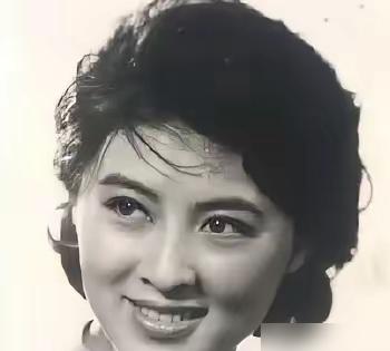 她没演过他眼里的戏，他也没等来她痊愈的那天。
唐凤楼第一次见杨丽坤，她正坐在昆明