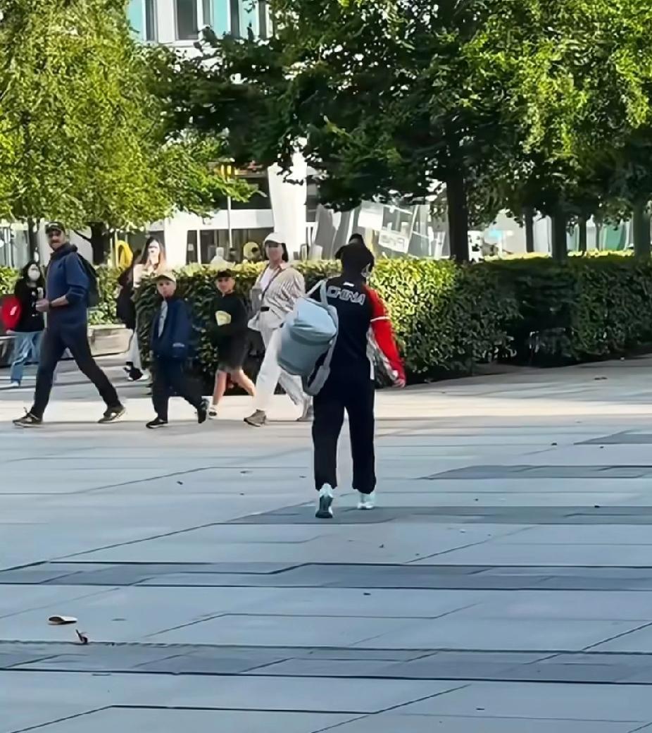 “小小的莎，背着包闯荡十年。赛场上的果敢，生活里的身影，都藏着你一路的坚韧与热爱