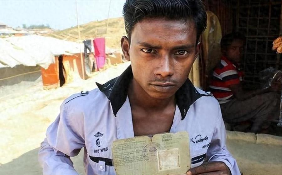 他们没有任何国家的护照，更在过去十年里，被东南亚各国的海警船挨个驱离。

这个被