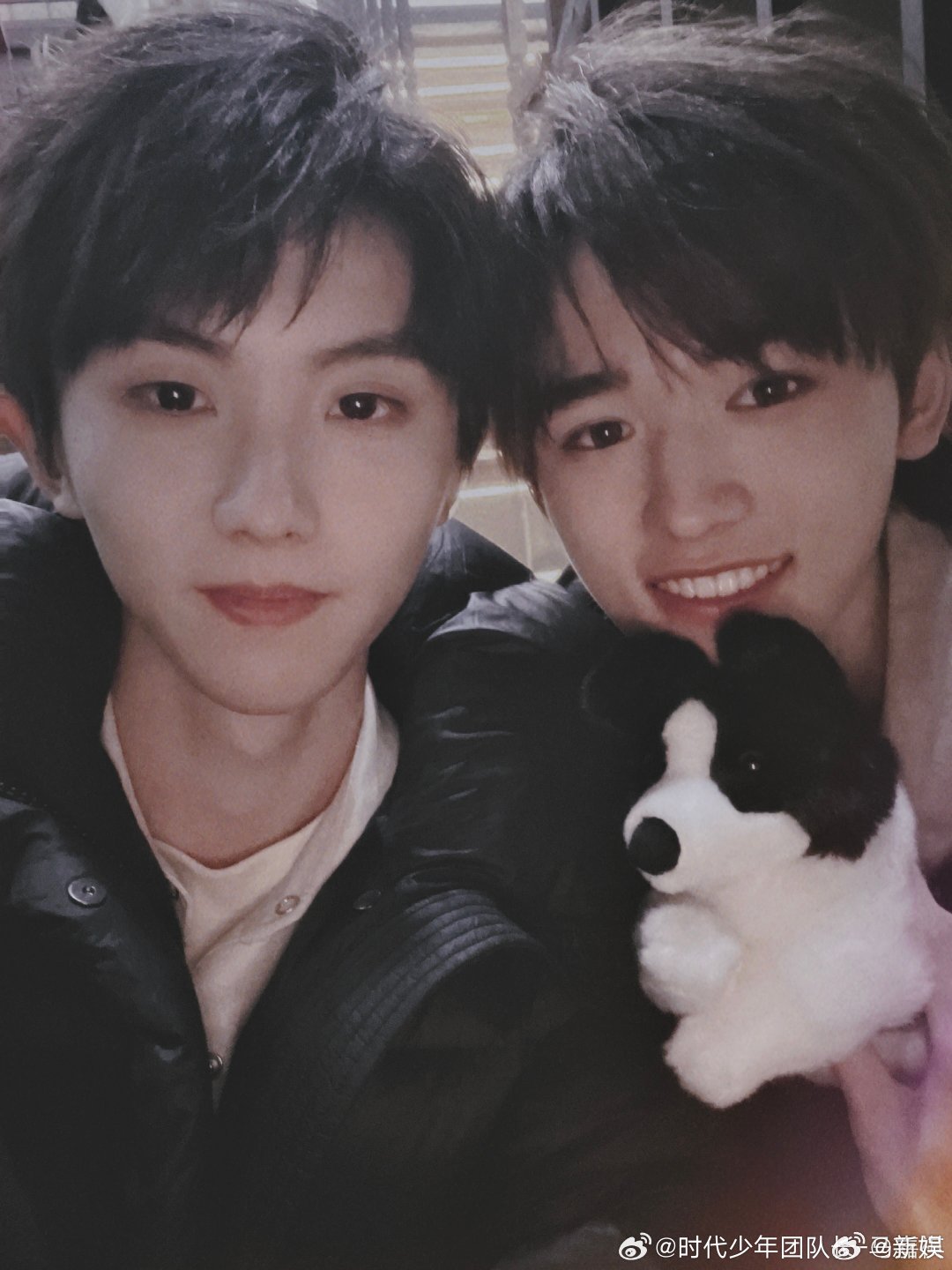 马嘉祺宋亚轩庆生合照马嘉祺宋亚轩生日都下雪了马嘉祺给宋亚轩庆生，晒了合照，帅哥旁