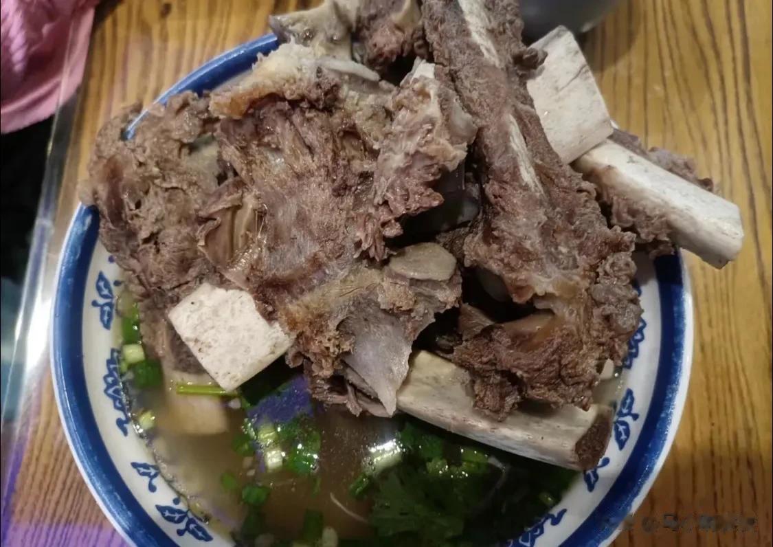 #乌鲁木齐头条# 本来以为是一个小小的烤包子馕店，没想到是整个二楼的一个以烧烤为