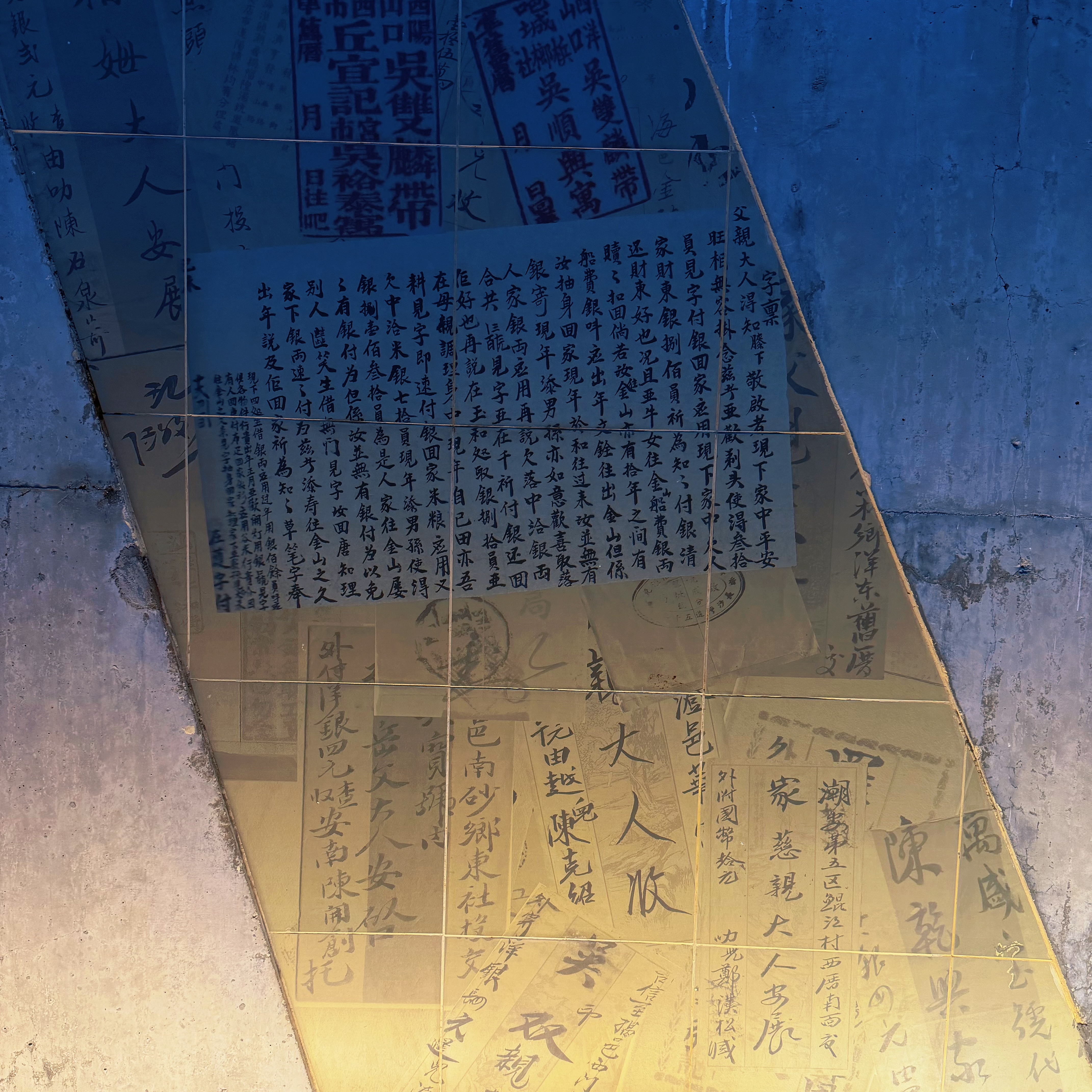 静坐西堤公园临江岸畔，晚风携着海面湿润的气息徐徐漫来。落日余晖温柔铺满江面，礐石