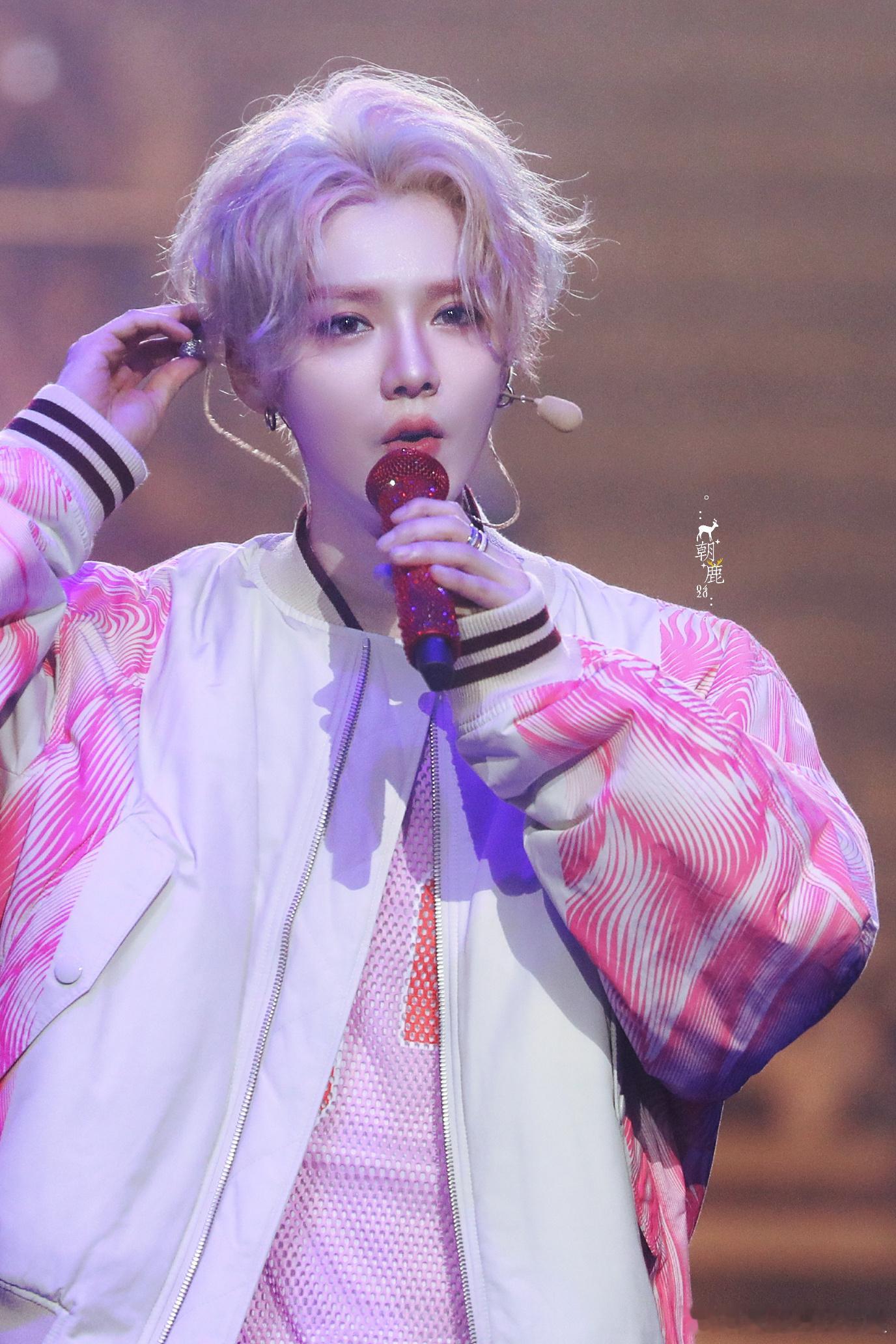 #鹿晗[超话]#“你的光影能驱逐所有尖锐的偏见与恶意”"𝒴𝓸𝓊𝓇𝓁𝒾