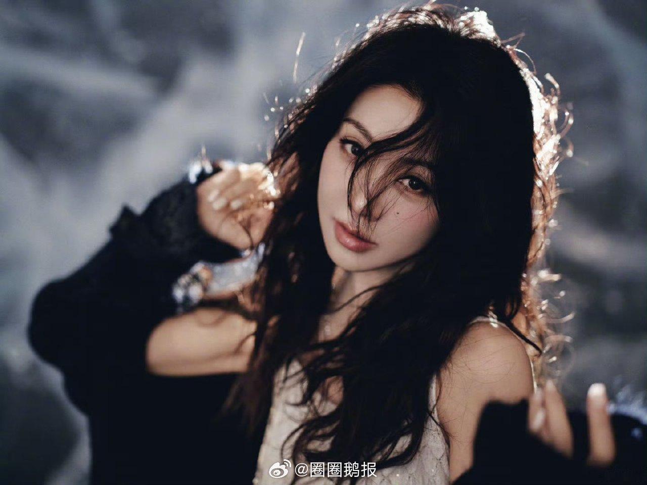 薛凯琪过年45了 春晚舞台的元气担当！薛凯琪45岁唱《立春》，粉色穿搭甜妹感十足