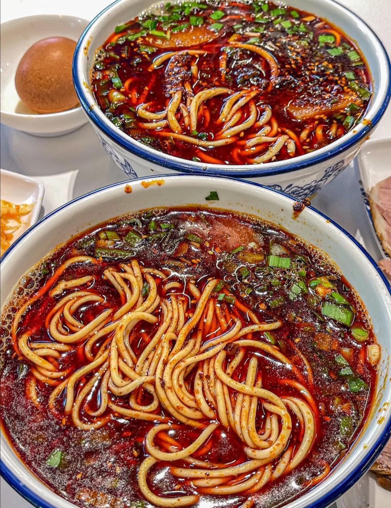 这才是正宗的兰州牛肉面！

离开甘肃，在杭州生活十几年了，一碗兰州牛肉面，是对家